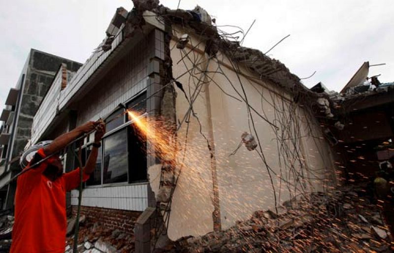 Hasta 4.000 personas podrían estar enterradas bajo los escombros en Indonesia