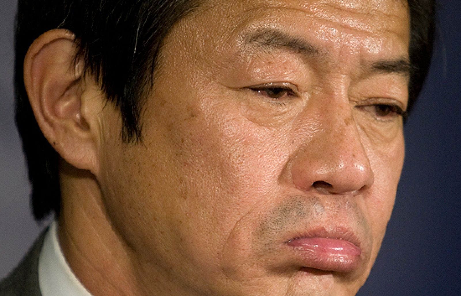 Hallan muerto al ex ministro japonés que compareció ebrio en el G7 | Ver