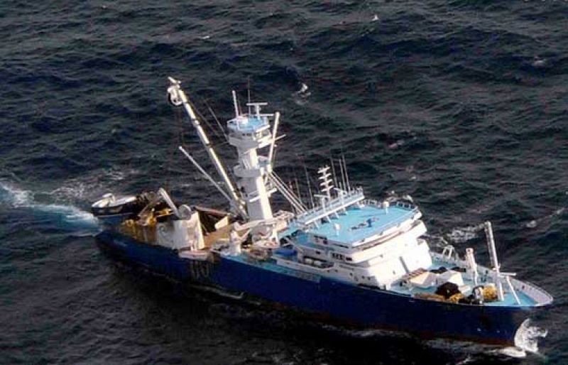La fragata Canarias detiene a dos piratas cuando abandonaron el Alakrana en un barco pequeño