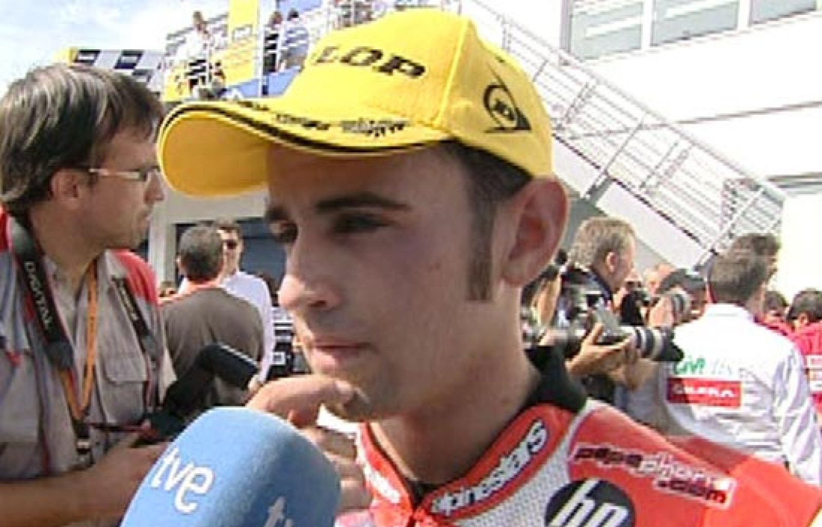 Héctor Barberá, satisfecho por su tercer puesto en Estoril. Simoncelli, aún más por haber ganado.