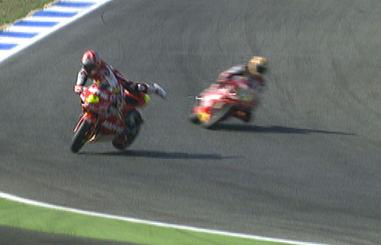 Álvaro Bautista se ha caido durante la carrera del Gran Premio de Portugal.