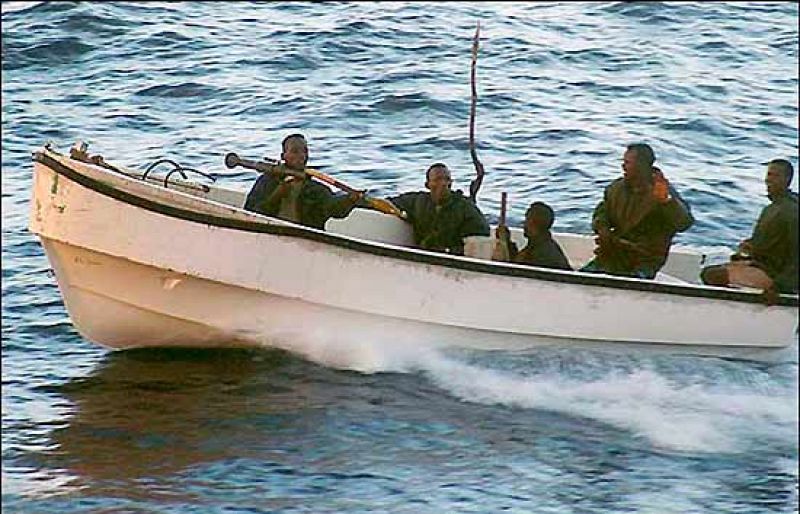 El sector pesquero espera que el Gobierno reflexione y destine militares a bordo