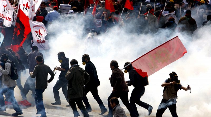 Un muerto y casi un centenar de detenidos en las protestas contra el FMI en Estambul