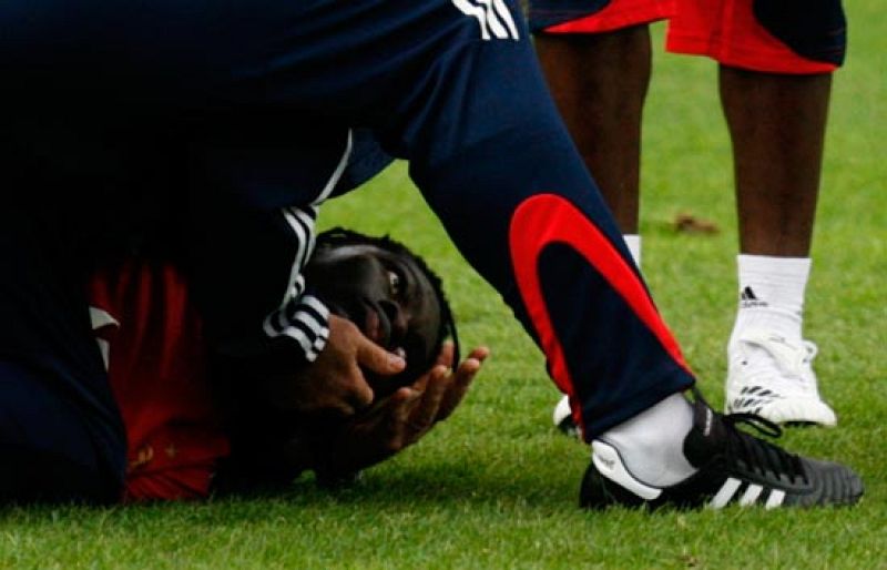 Gomis da un susto a Francia