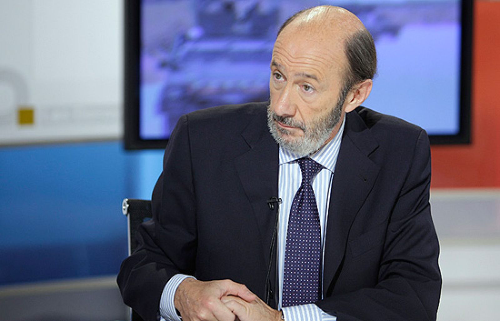 El ministro de Interior, Alfredo Pérez Rubalcaba, ha asegurado que todavía "está esperando la denuncia del PP por los pinchazos telefónicos".