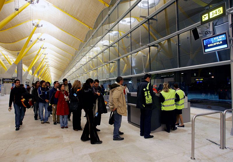 Con la crisis nos movemos menos y el transporte áereo pierde casi un 10% de viajeros