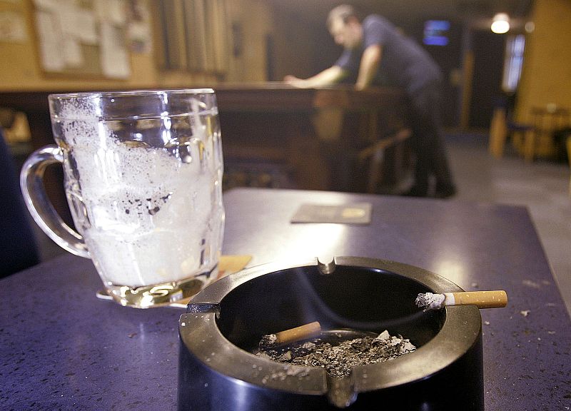 Prohibir el tabaco no perjudicará a la hostelería según estudios realizados en otros países