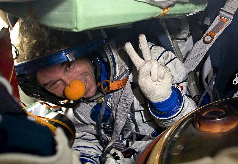 La nave Soyuz aterriza con dos astronautas y el turista espacial Guy Laliberté