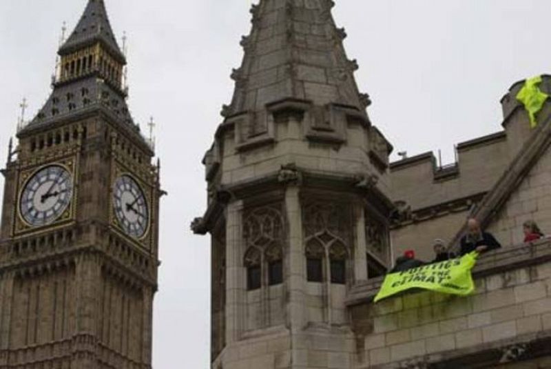 Greenpeace se encarama al tejado del Parlamento en Londres