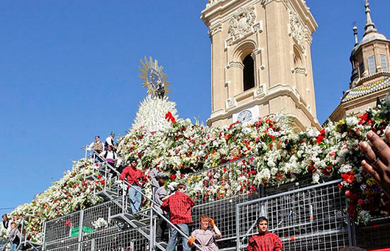 Miles de personas ofrecen flores a la Virgen del Pilar en Zaragoza