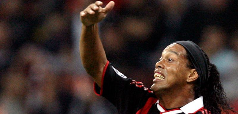 Ronaldinho recibe el premio Golden Foot