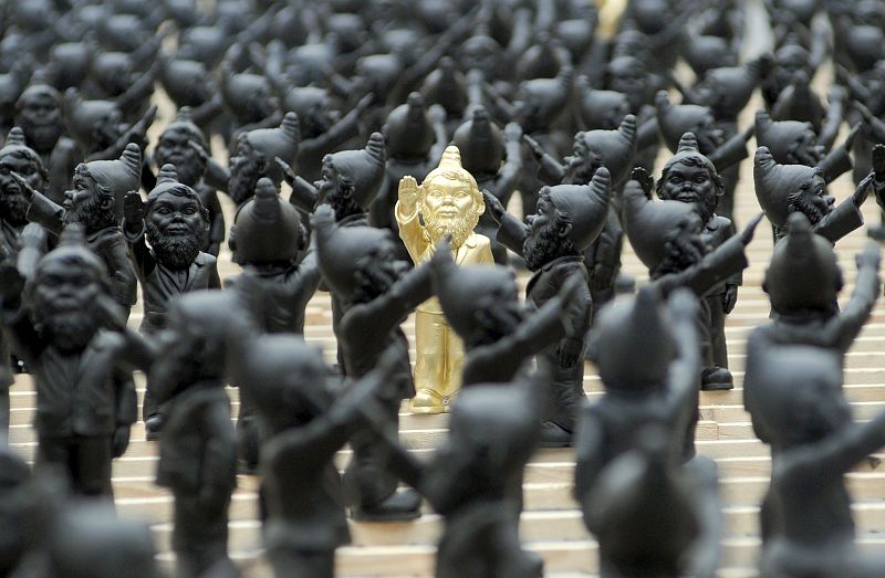 Una instalación en Baviera expone a 1.250 enanitos de jardín que hacen el saludo hitleriano