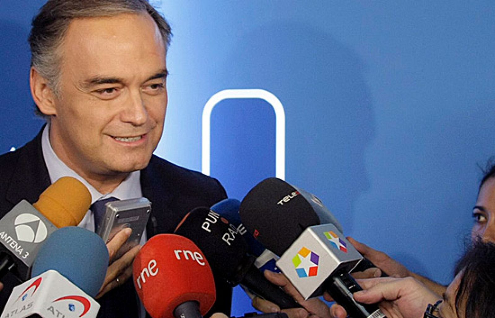 González Pons aseguró en una entrevista que Costa debía haber presentado su dimisión en bien del partido, después que su nombre apareciera en el sumario de Gürtel, en conversaciones entre los imputados.