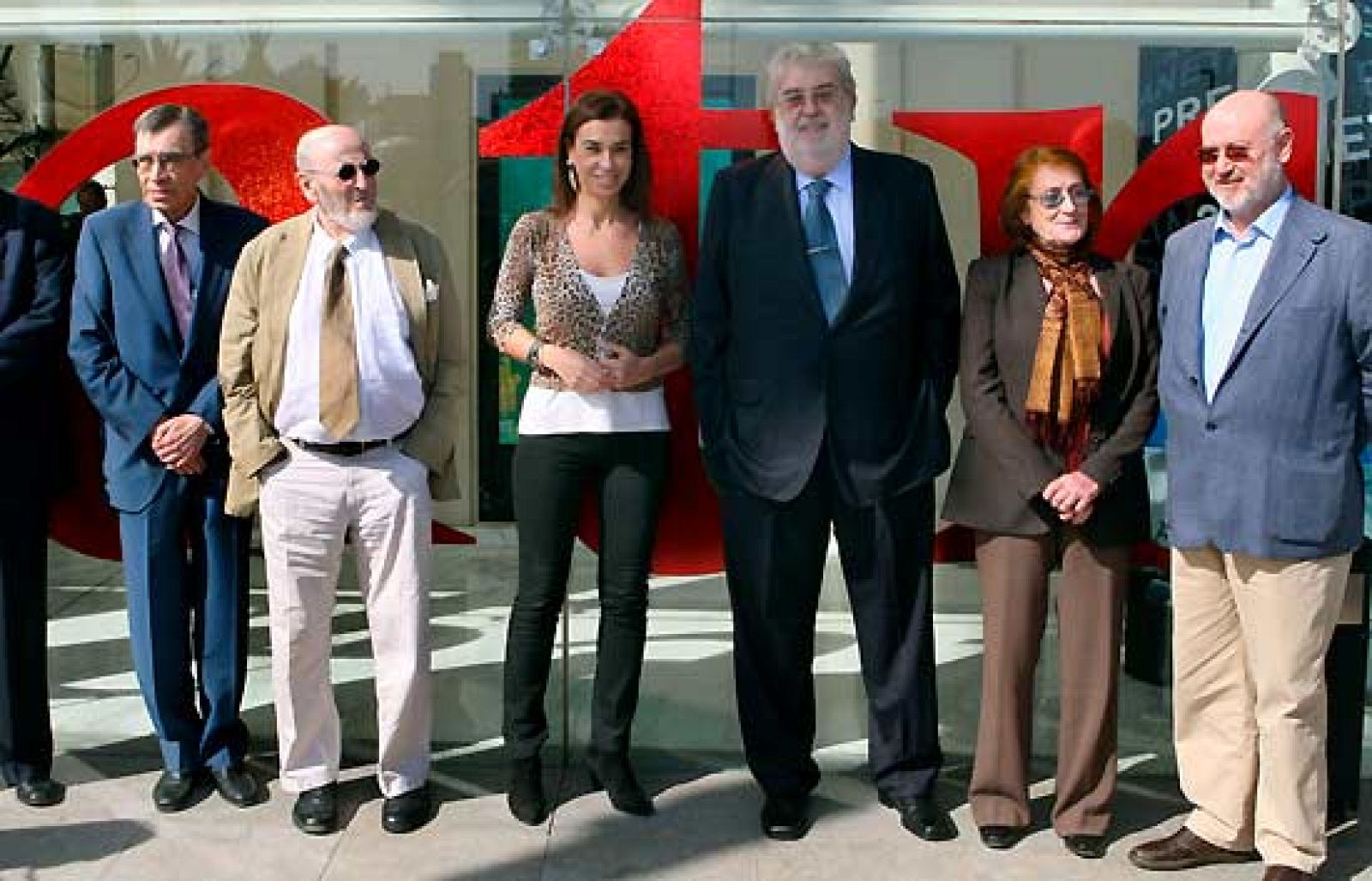 Elvira Lindo y Javier Sierra, favoritos del Planeta | Ver