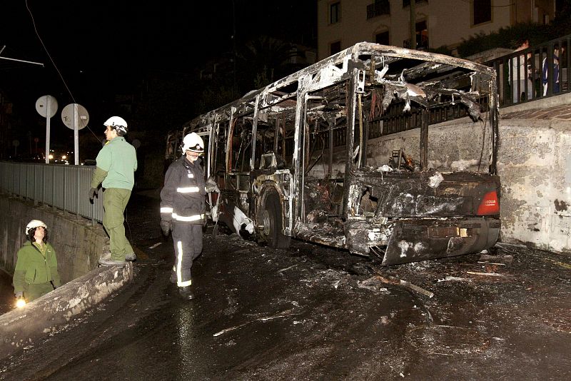 Cuatro encapuchados queman un autobús en Bilbao con cócteles incendiarios