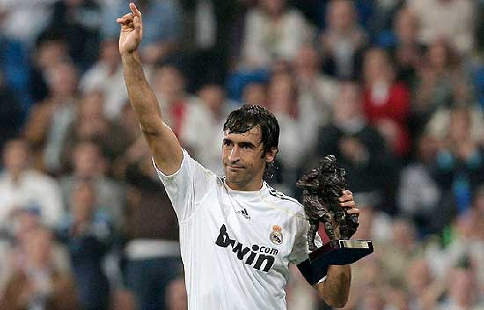 Nuevo récord para Raúl, que no muestra síntomas de fatiga a pesar de ser el jugador que más veces ha vestido la camiseta del Real Madrid y que ya cuenta con 32 años. Este sábado volvió a liderar al Real Madrid con dos goles.