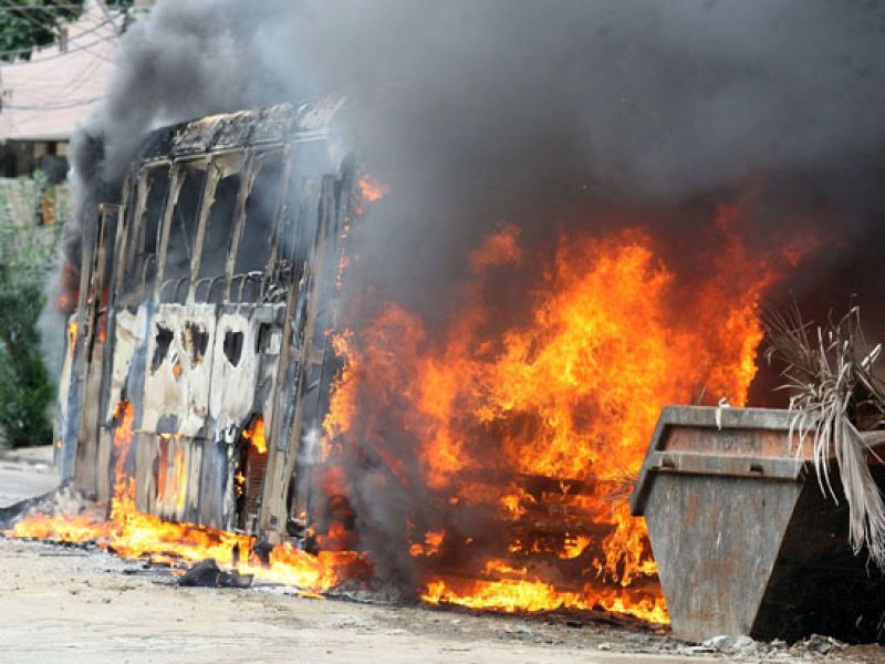 La violencia en Río de Janeiro deja 12 muertos y un helicóptero y ocho autobuses destruidos