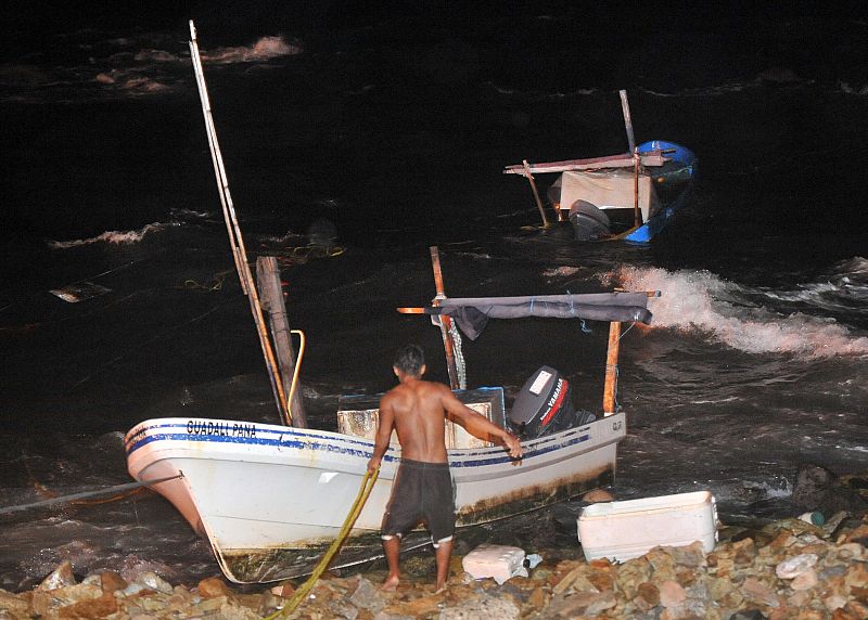 El huracán 'Rick' se debilita en el Pacífico mexicano pero sigue en categoría 5