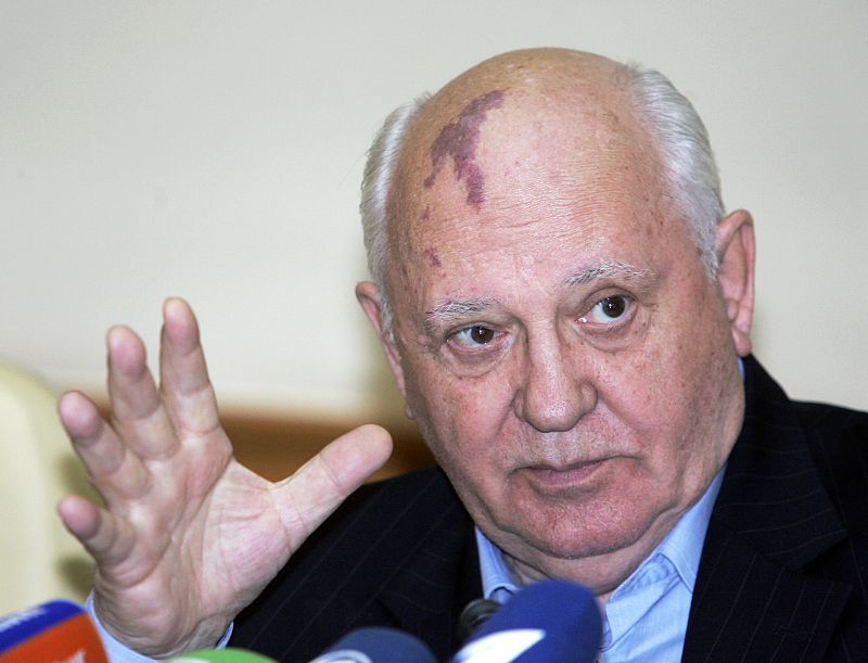 Gorbachov denuncia que las elecciones se han convertido en una "burla" en Rusia