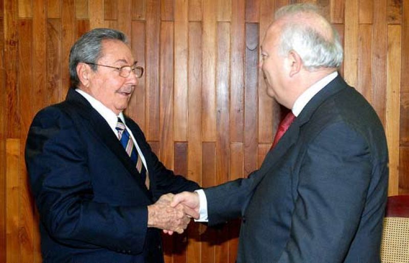Moratinos se reúne con Raúl Castro y le promete interceder ante la Unión Europea