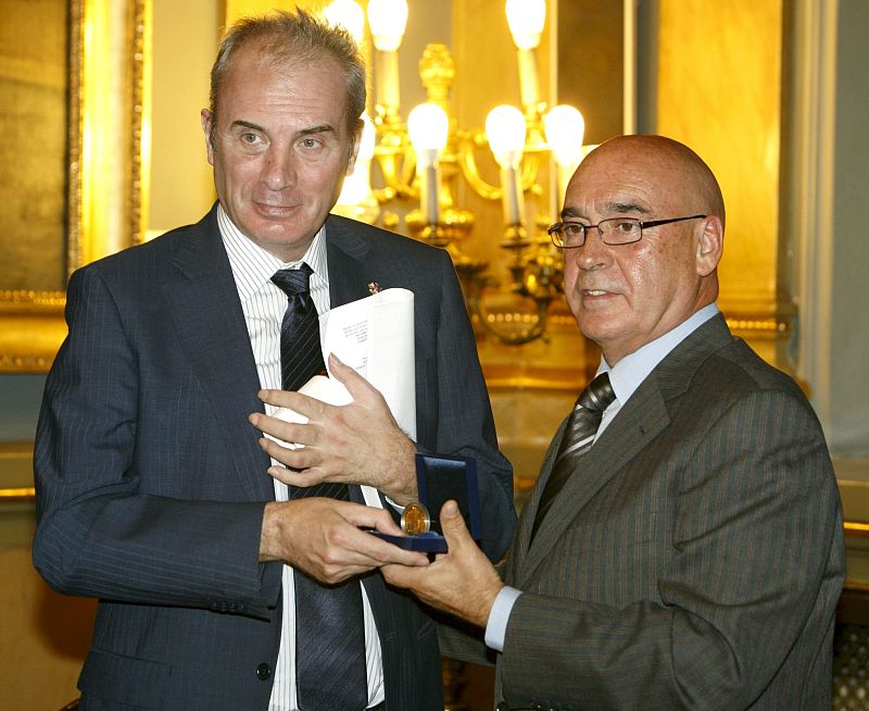 Neira recibe la Medalla de Oro del Senado y apela a la unidad política contra el maltrato