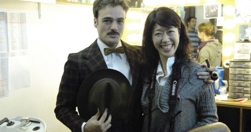 La periodista japonesa Junko Takahashi visita la Plaza de los Frutos