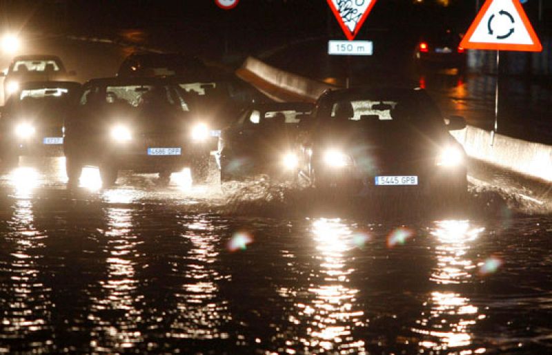 La lluvia anega carreteras en Madrid y provoca medio centenar de salidas de los bomberos