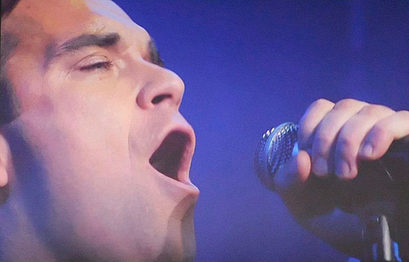 Robbie Williams vuelve a los escenarios para presentar su nuevo disco | Ver