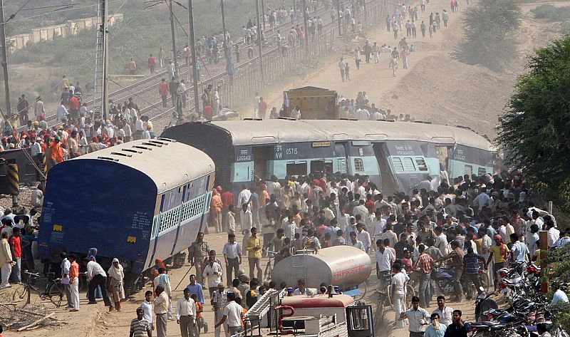 Al menos 23 muertos en un choque de dos trenes en la India