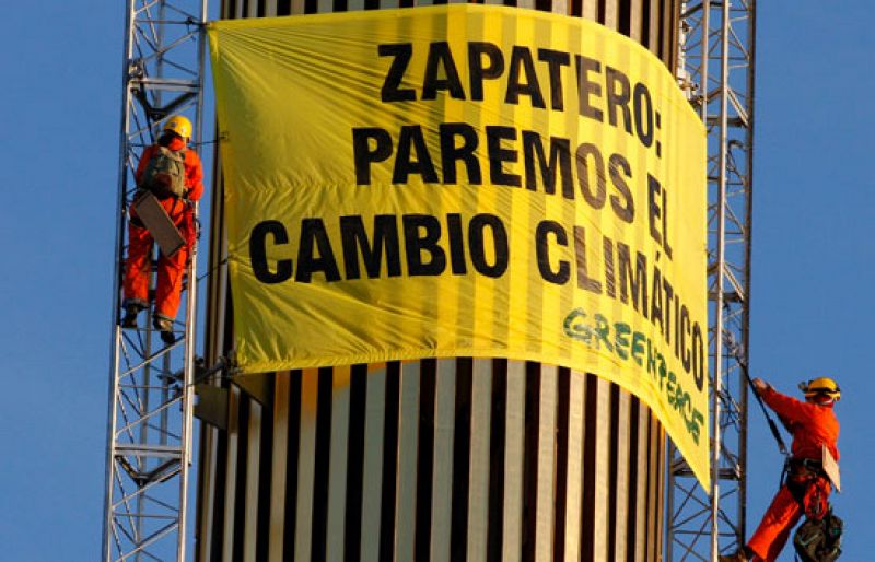 Greenpeace se cuelga de un obelisco para pedir a Zapatero que frene el cambio climático