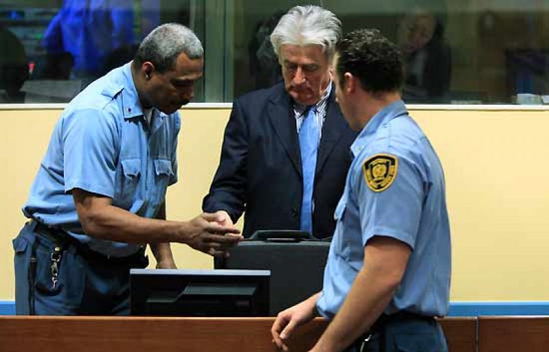 El boicot de Karadzic amenaza con estancar su juicio por crímenes de guerra
