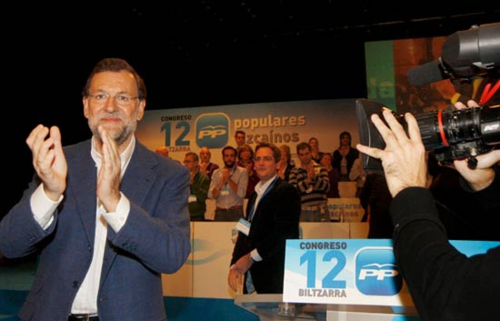Rajoy dice que la receta del Gobierno cotnra la crisis es gastar más | Ver