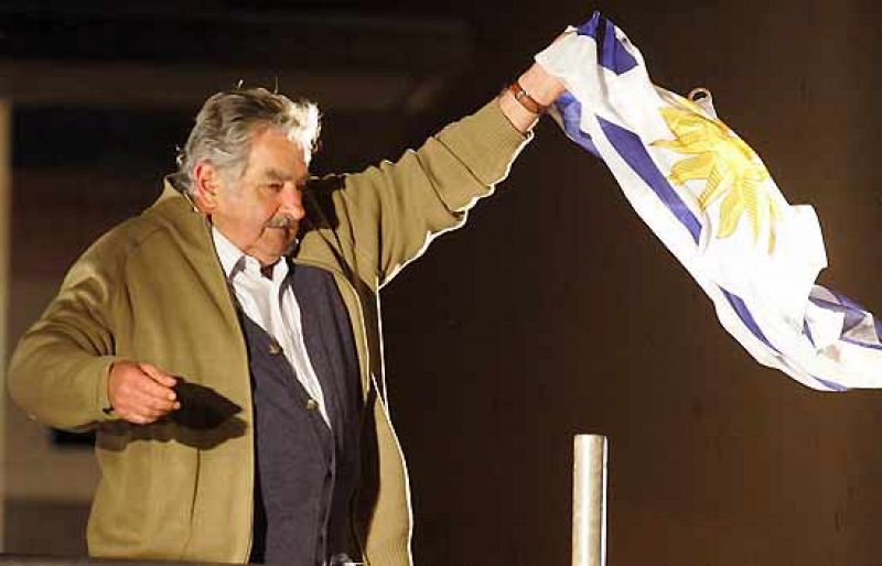 Mujica gana las elecciones en Uruguay, pero habrá segunda vuelta para elegir presidente