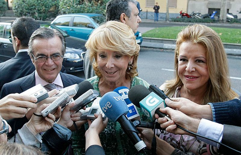 Aguirre niega que haya pedido la cabeza de Cobo a Rajoy pero le pide que valore las "injurias"