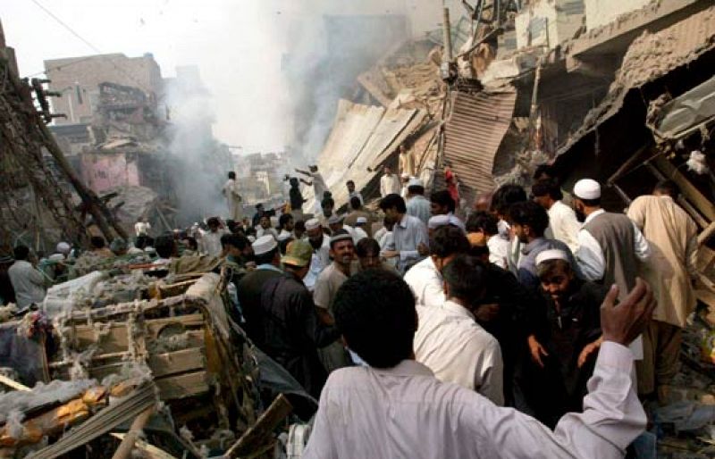 Al menos 106 muertos y más de 150 heridos en un atentado con coche bomba en Pakistán