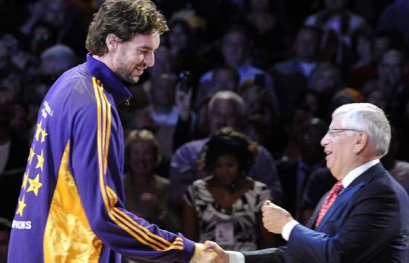 Gasol recibe el anillo sin jugar