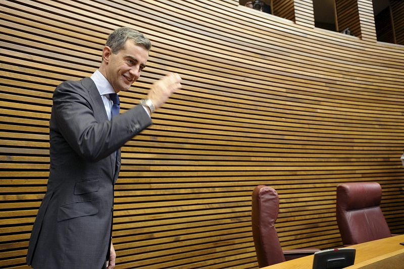 Costa se sienta en su nuevo escaño de la última fila en el Parlamento valenciano