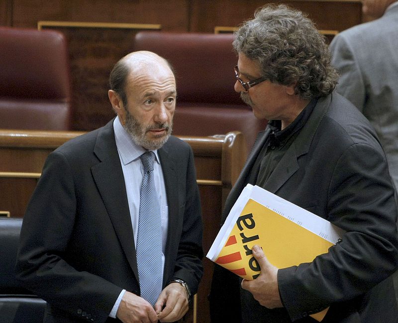 Rubalcaba defiende la reforma de la Ley de Tráfico, que simplifica las multas