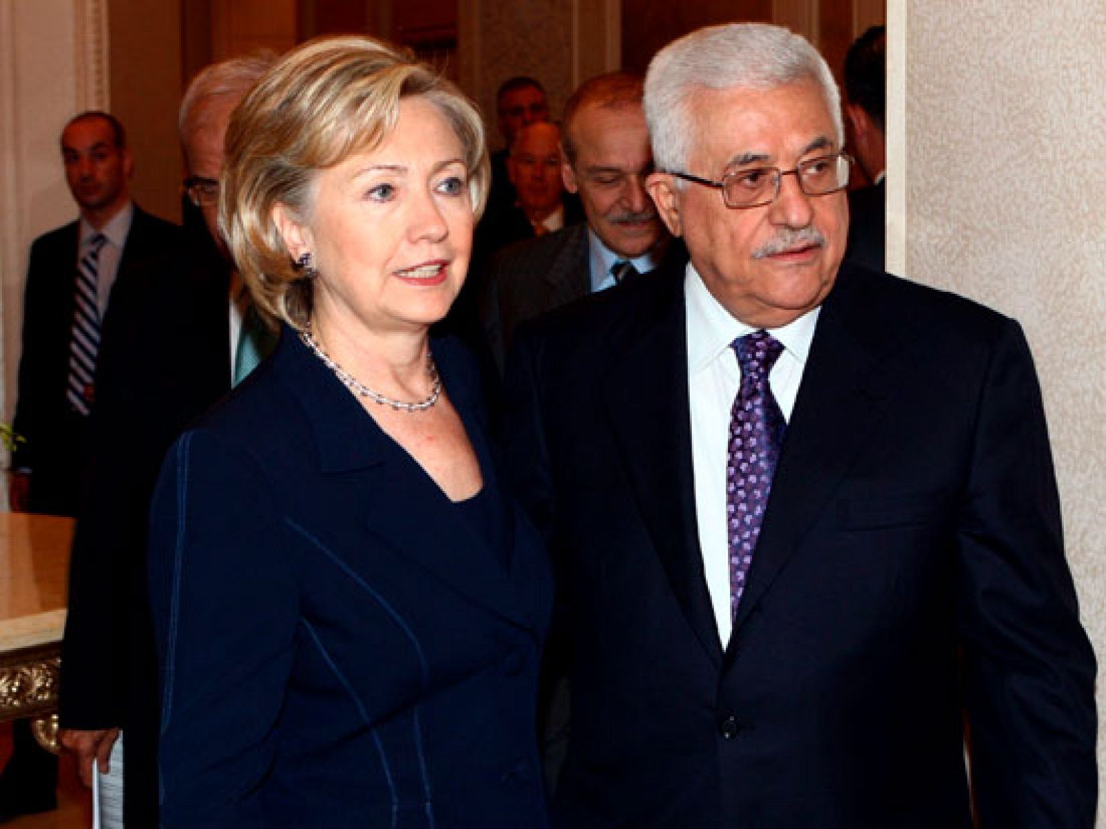 Clinton insta a israelíes y palestinos a reiniciar diálogo lo antes posible