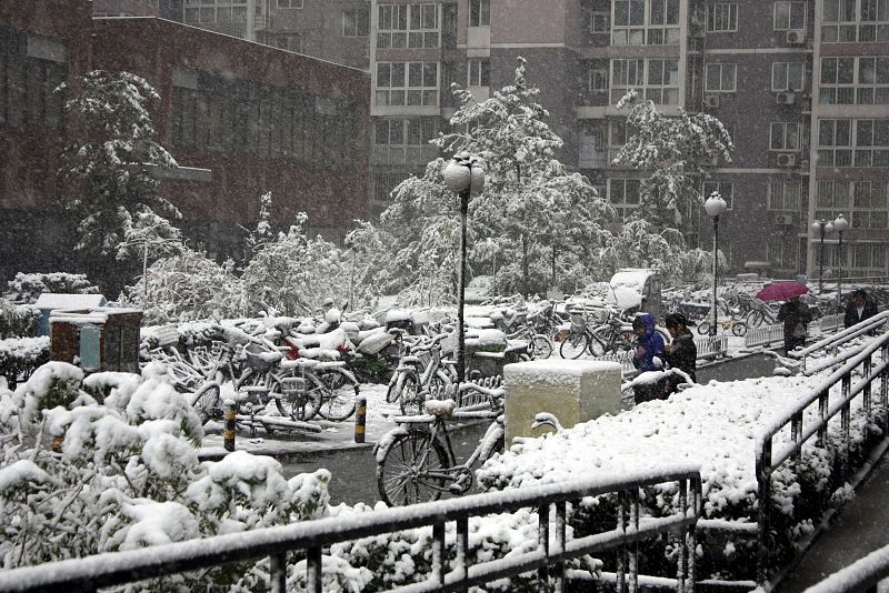 Pekín amanece con la primera nieve artificial del otoño para aliviar la sequía