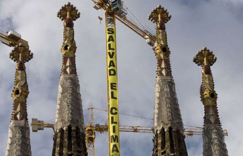 Greenpeace despliega una pancarta de 600 metros cuadrados en la Sagrada Familia