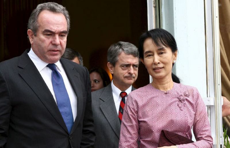 Aung San Suu Kyi aparece en público por primera vez en seis años