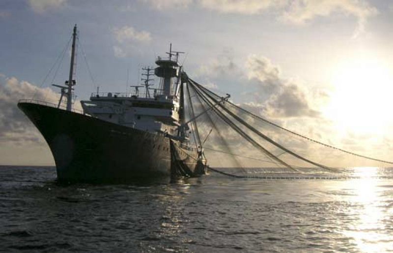 Defensa confirma que los piratas han desembarcado a tres tripulantes del Alakrana