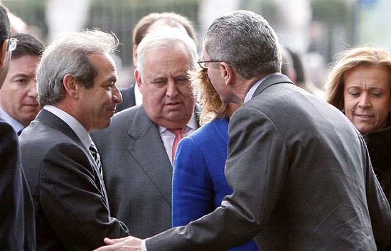 Un beso en la mejilla y una palmadita en la espalda en el encuentro entre Gallardón y Aguirre