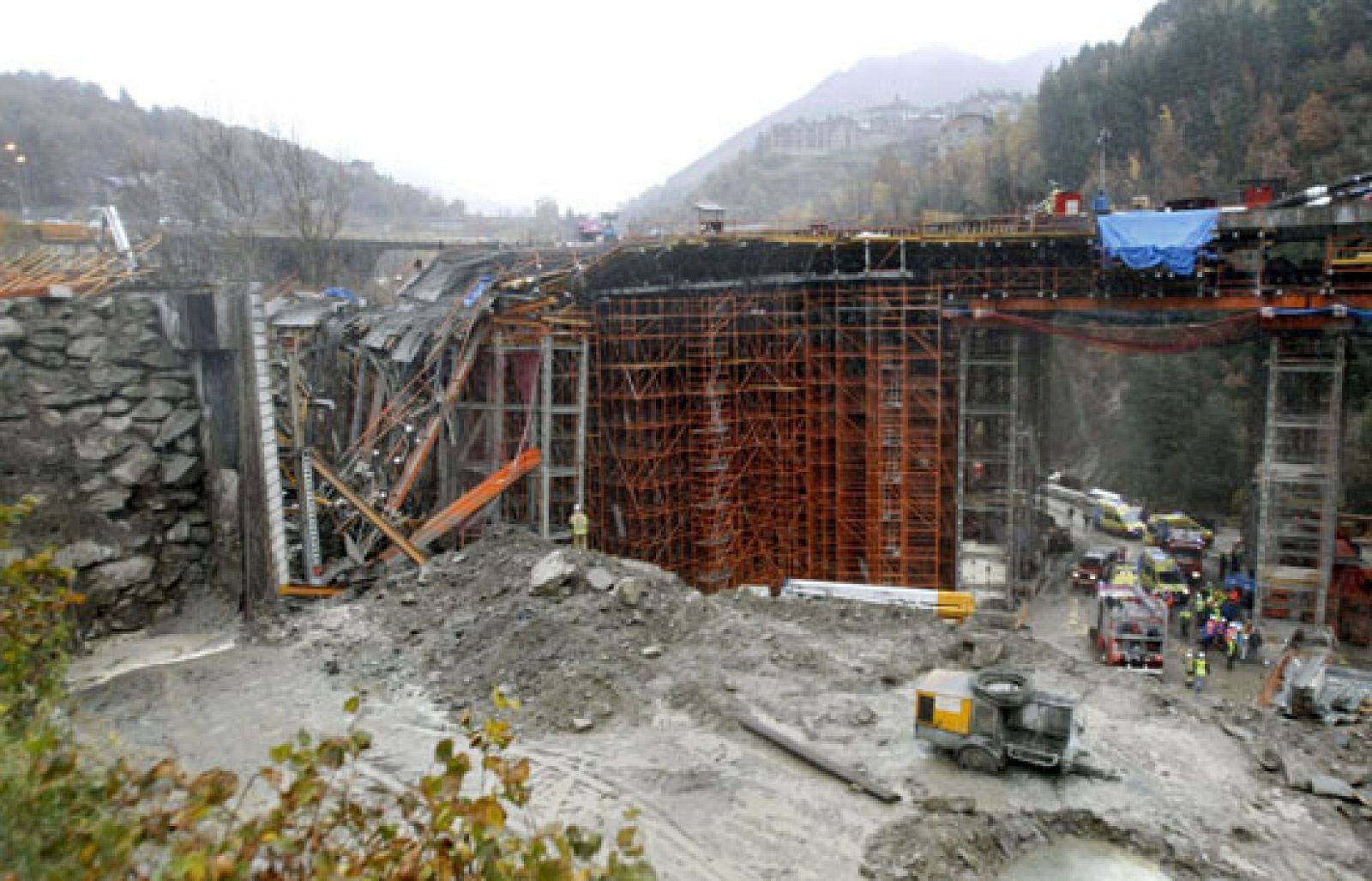 Tres muertos al derrumbarse un túnel en Andorra | Ver