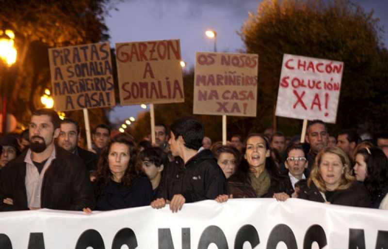 Miles de personas marchan en Vigo para pedir la liberación de los pescadores del Alakrana