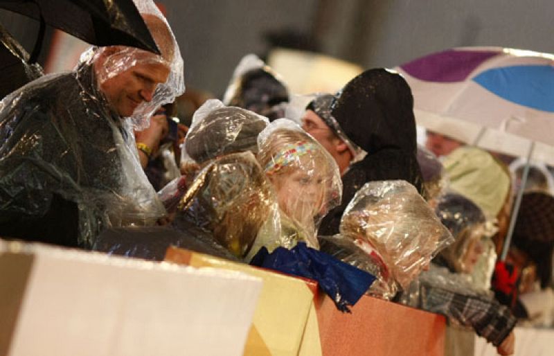 La lluvia no empaña la alegría con la que Berlín celebra el 20 aniversario de la caída del muro