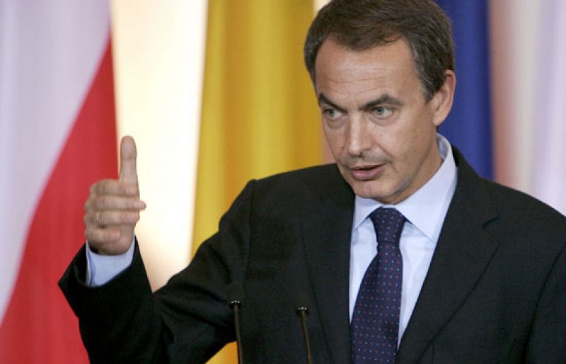Zapatero dice que la situación del Alakrana "puede estar encauzada" y pide prudencia