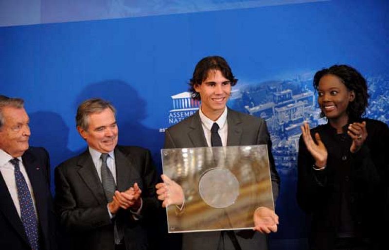Rafael Nadal recibe el Gran Premio de la Academia francesa del Deporte