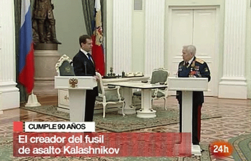 El creador del Kalashnikov, condecorado "Héroe de Rusia"